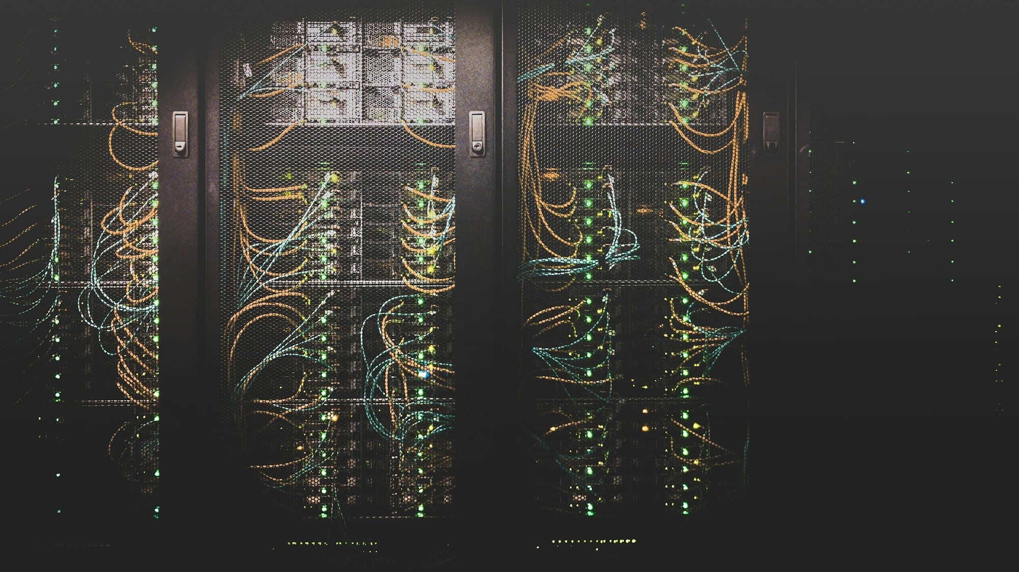 Serverkast met bekabeling en statuslampjes in een datacenter